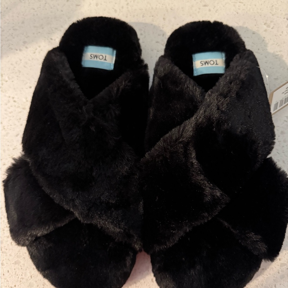 TOMS Women's Black Faux Fur Slippers, size 8, New With Tags